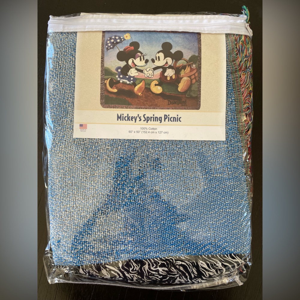 Disneyland Resort Woven Tapestry Throw featuring Mickey & Minnie NWT